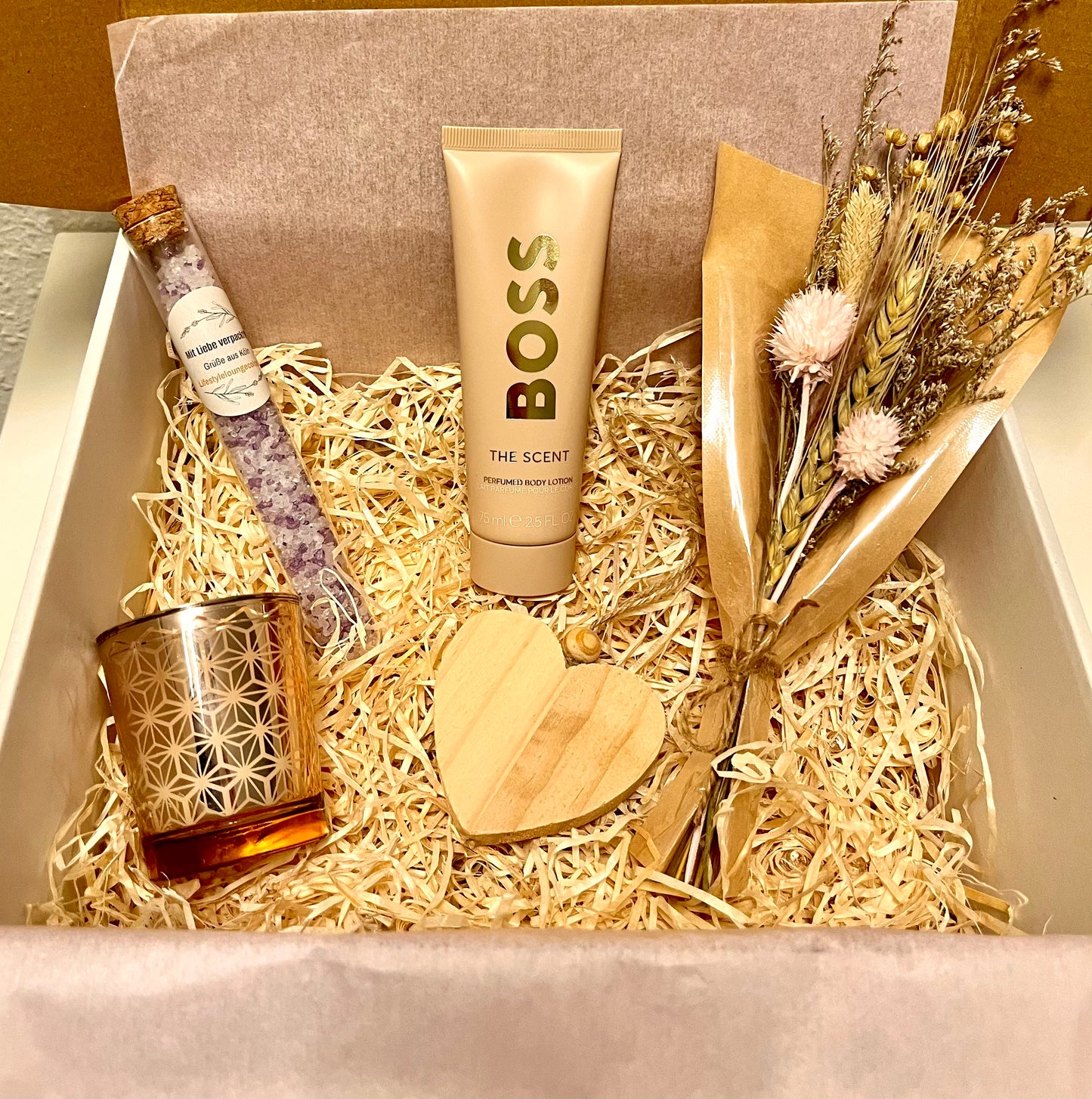 Liebevoll verpackte Wellness-Geschenkbox mit BOSS Bodylotion, Duftkerze, Tee, Deko Herz, Badesalz und Trockenblumen Strauß – das perfekte Geschenk für einen lieben Menschen oder für sich selbst