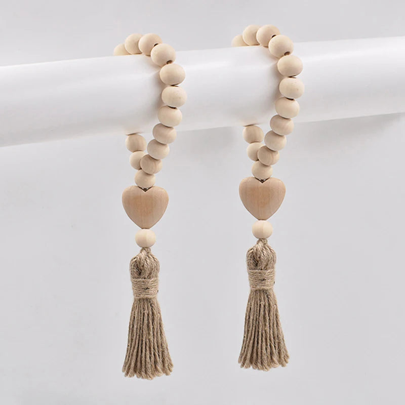 Natürliche Boho-Girlande aus Holz mit Herzen und Perlen, ideal als Wand- oder Fensterdekoration für ein gemütliches Wohnambiente.