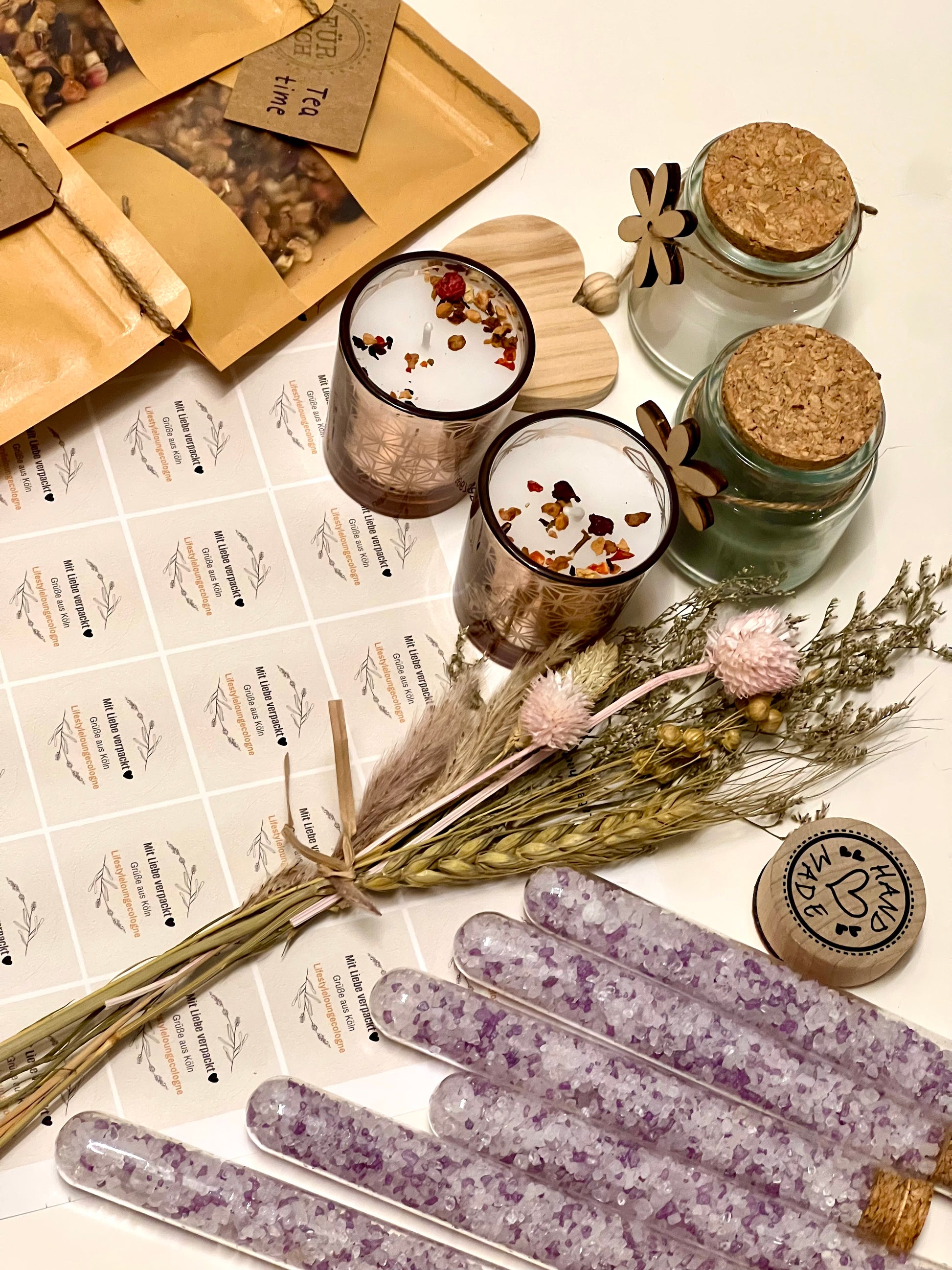 Behind the Scenes bei lifestyleloungecologne – liebevolle Handarbeit beim Verpacken der Geschenkbox Parfum Edition mit Hugo Boss The Scent.