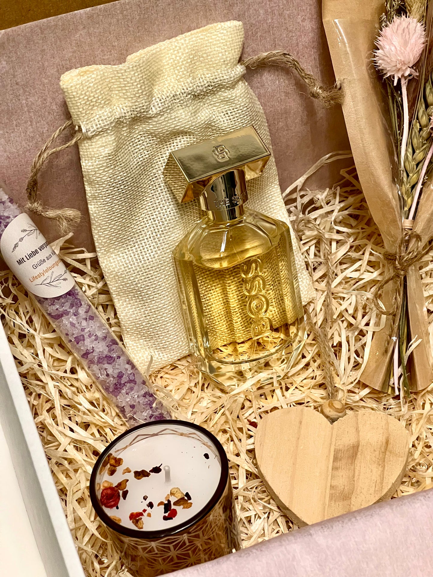 Detailaufnahme Hugo Boss The Scent 50 ml in Geschenkbox, elegante Verpackung