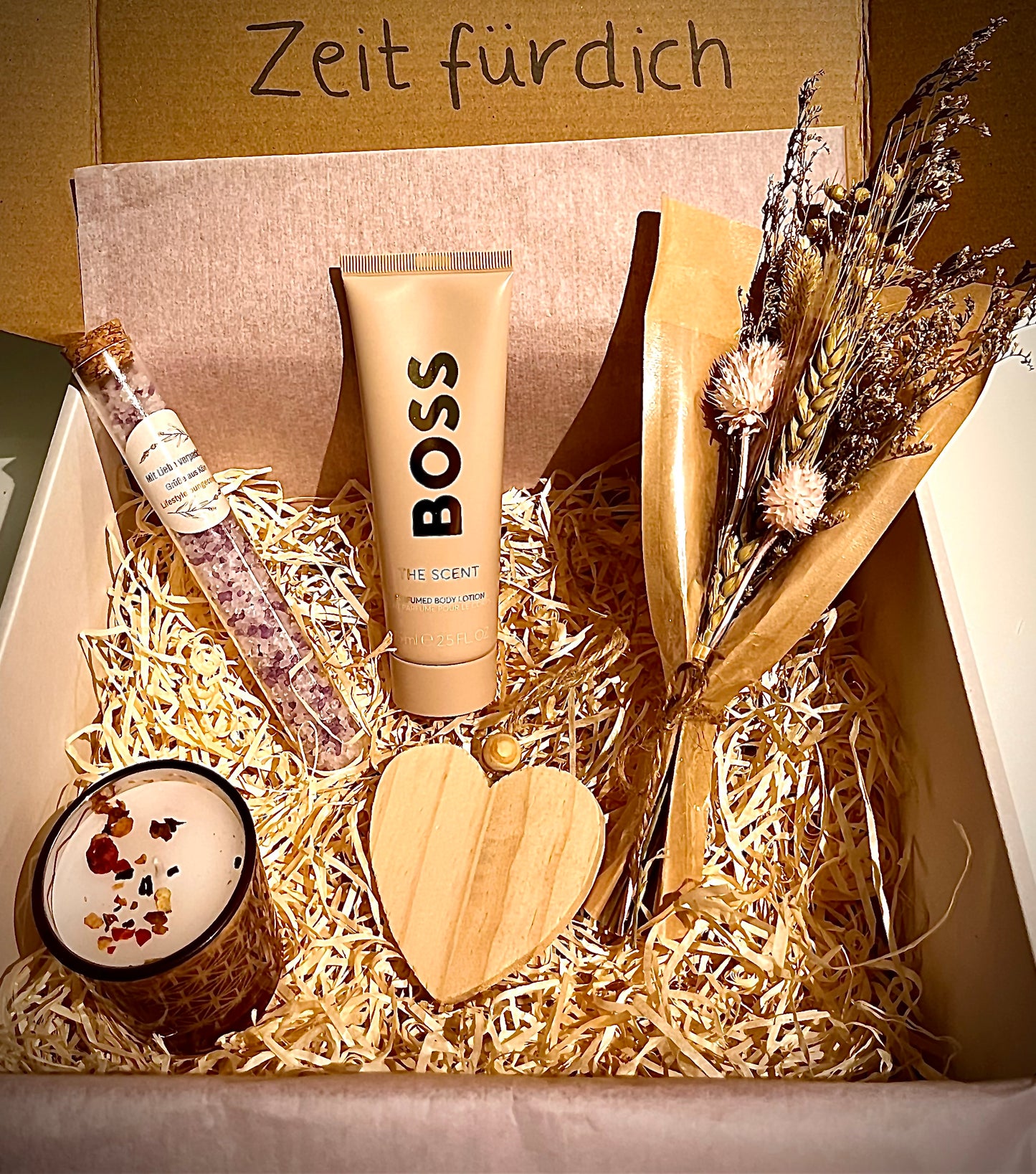 Edle Geschenkbox „Zeit für dich“ mit HUGO BOSS Bodylotion, Duftkerze, Badesalz, Tee, Dekoherz und Trockenblumen