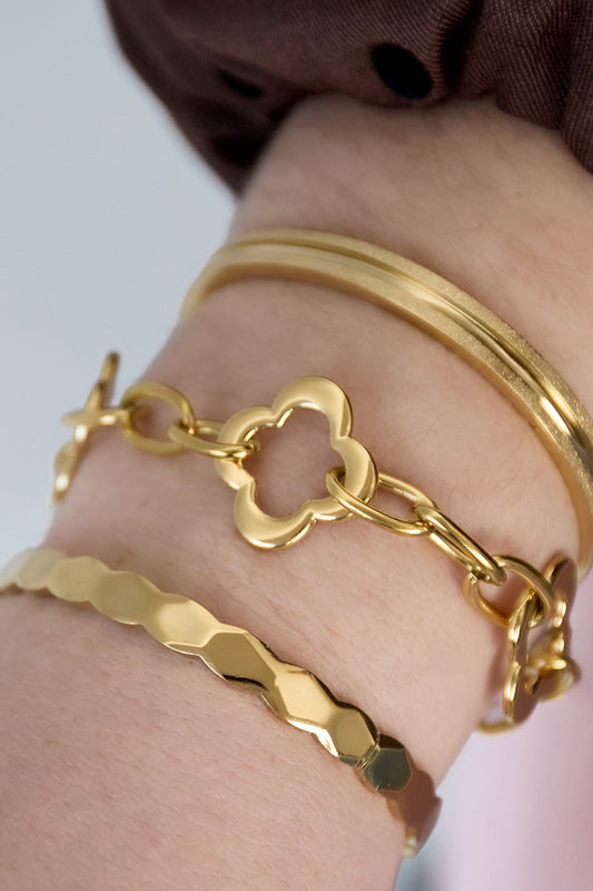 Goldenes Armband mit Kleeblatt-Elementen aus Edelstahl, eleganter Damenschmuck für Alltag und besondere Anlässe